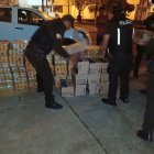 Decomiso. Miembros de la Policía durante la acción de control.