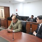 Wálter Macías (izquierda) en un juzgado cuando, al ser suspendido de su cargo, presentó una acción contra la Judicatura.