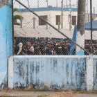 Una fuente indicó que se hallaron municiones, dinero, droga y animales domésticos.