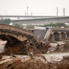 Vista de archivo de un puente dañado tras fuertes lluvias e inundaciones en el distrito de Fengtai, al oeste de Beijing, China, 03 de agosto de 2023.