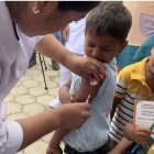 Un menor recibe una dosis como parte de la campaña nacional de vacunación infantil contra la poliomielitis, sarampión y rubeola, en junio de 2023.