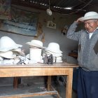 Rodrigo Perrazo es uno de los más antiguos del caserío para diseñar y ofertar los sombreros de paño.