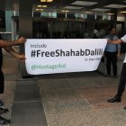 Hecho. Aparecen varias personas en apoyo de la protesta liderada por Darian Dalili, hijo de Shabab Dalili