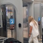 Viajes. El aparato permite hacer control en salidas internacionales.