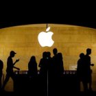 Referencial. Una imagen que muestra el logo de Apple y a clientes.