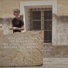 Paisaje. El director del documental, Günter Schwaiger (d) , y el historiador Florian Kotanko, delante de la casa de Hitler y junto a un monumento.