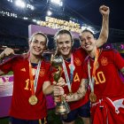 Las jugadoras de la selección española de fútbol femenino Alexia Putellas (i), Irene Parades (c) y Jenni Hermoso posan con el trofeo del Campeonato del Mundo.
