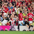 Manchester (United Kingdom), 26/08/2023.- Manchester United"s Bruno Fernandes (L) celebrates after scoring the 3-2 lead during the English Premier League soccer match between Manchester Unitedand Nottingham Forrest, in Manchester, Britain, 26 August 2023. (Reino Unido) EFE/EPA/PETER POWELL EDITORIAL USE ONLY. No use with unauthorized audio, video, data, fixture lists, club/league logos or "live" services. Online in-match use limited to 120 images, no video emulation. No use in betting, games or single club/league/player publications.