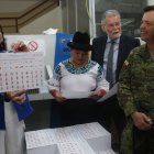 Los consejeros de mayoría Diana Anamaint, Enrique Pita y Estela Acero revisan el avance de la impresión de las papeletas.