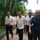 El exalcalde de Guayaquil, Jaime Nebot (c), acudió a la clínica donde está internado Falquez.