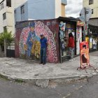 Quito. El artista Andico Burbano presenta el mural que pintó frente al Parque Inglés, en el norte de la capital, con la colaboración de la artista Carolina Iturralde, Con C de Caro.