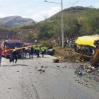 Accidente. El tanquero viajaba a Portovelo para entregar 20.000 galones de combustible cuando se volcó.