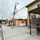 En Sauces V los postes están por caerse sobre las casas o por quienes transitan en este sector del norte de la ciudad.