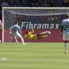 Federico Andrada derrota a Moisés Ramírez para el gol del triunfo de Universidad Católica.