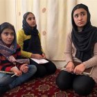 Encuentro. Niñas afganas acuden por educación al seminario islámico.