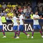 VILLARREAL (CASTELLÓN), 27/08/2023.- El delantero del Barcelona Robert Lewandowski (d) celebra tras marcar el cuarto gol ante el Villareal, durante el partido de LaLiga que disputan el Villarreal y el FC Barcelona este domingo en el Estadio de La Cerámica. EFE/Andreu Esteban