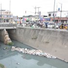 Un tramo de la zanja ubicada en la avenida Manuel Gómez Lince y Defensa Civil, Mucho Lote 1.