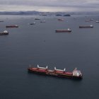 Panamá.- Un grupo de buques esperan cruzar en el Canal.