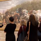 Exhibición. Un grupo de personas recorre una de las salas del museo.