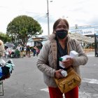 Servicio. María Teresa Ramírez salió de una cita y recibió su medicina.
