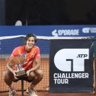 El tenista tricolor Álvaro Guillén (c) y su felicidad al posar con el trofeo que ganó en el ATP Challenger de Lima.