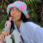 Dua Lipa junto a la Barbie obsequiada por Mattel.