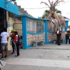 La policía acudió al sitio tras la alerta que se generó por el panfleto.