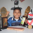José Manuel Reyes Villafuerte muestra con orgullo las medallas y trofeos que ha ganado en las diferentes competencias nacionales e internacionales de matemáticas.
