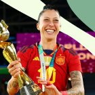 Jenni Hermoso con el trofeo de campeonas del mundo que ganó con España.