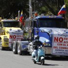 Camiones parqueados durante una protesta contra el alza del precio de la gasolina en Bogotá (Colombia).