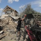 Guerra. Un hombre retira escombros tras un ataque ruso en Rulykiv, localidad ucraniana cercana a Kiev.