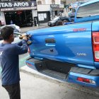 Las letras, logos e insignias de los carros pueden asegurarse con remaches.