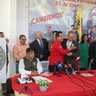 Firma. Momento en que se suscribió la alianza entre Gente Buena y el Partido Sociedad Patriótica.