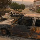 Un hombre señala coches quemados durante un incendio forestal, en la aldea de Palagia, Alejandrópolis, Tracia, en el norte de Grecia.