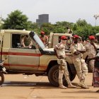 Soldados hablan con una mujer en los exteriores de un estadio en Niamey, Niger.