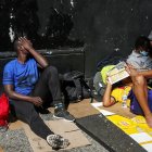 Migrantes permanecen sentados a las afueras de un hotel de Nueva York, el 1 de agosto de 2023.