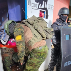 Los uniformados revisan celda por celda en la acción en la que se han desplegado aproximadamente 2.200 efectivos