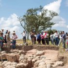 Campo. Un grupo de visitantes observa los trabajos que se ejecutan en el sitio arqueológico en Cajamarca (Perú).