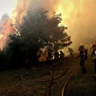 Combate. Los miembros del Cuerpo de Bomberos han tenido que controlar cerca de 300 incendios solo en agosto.