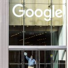 Tecnológicas. Un empleado limpia los cristales de los ventanales en las oficinas de Google en Nueva York.