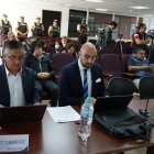 Mario Godoy (i), patrocinador judicial de Guillermo Churuchumbi en el recurso ante el Contencioso Electoral.