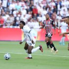 Jhojan Julio (i) fue clave en la victoria de Liga de Quito sobre Sao Paulo en el estadio Rodrigo Paz.