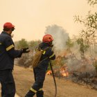 Los bomberos trabajan en un incendio en Giannouli, región de Evros, Grecia.