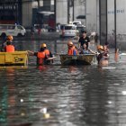 Los equipos de respuesta a emergencias utilizan balsas para ayudar a transportar a los residentes a lo largo de una carretera inundada en Filipinas.