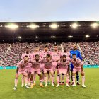 Arroyo (arriba a la derecha) arrancó de titular ante el Nashville.