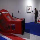 Visitantes observan obras del artista británico Banksy durante la exposición "El Arte de Banksy: sin límites", hoy en la ciudad de Guadalajara (México)