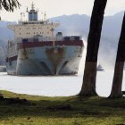 Panorama. Unos 130 buques, más del doble de lo que maneja el canal, esperan cruzar la vía, muchos de ellos graneleros y gaseros que no pudieron hacer una reserva.