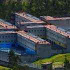 Presos se tomaron los techos de la cárcel El Turi, en la ciudad de Cuenca (Ecuador), el 30 de agosto de 2023.