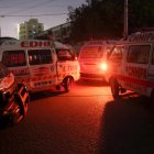 Ambulancias trasladan a víctimas tras un ataque.