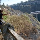 Chiche. Irene Ninahualpa señala lo cerca que las llamas estuvieron de llegar a su casa.